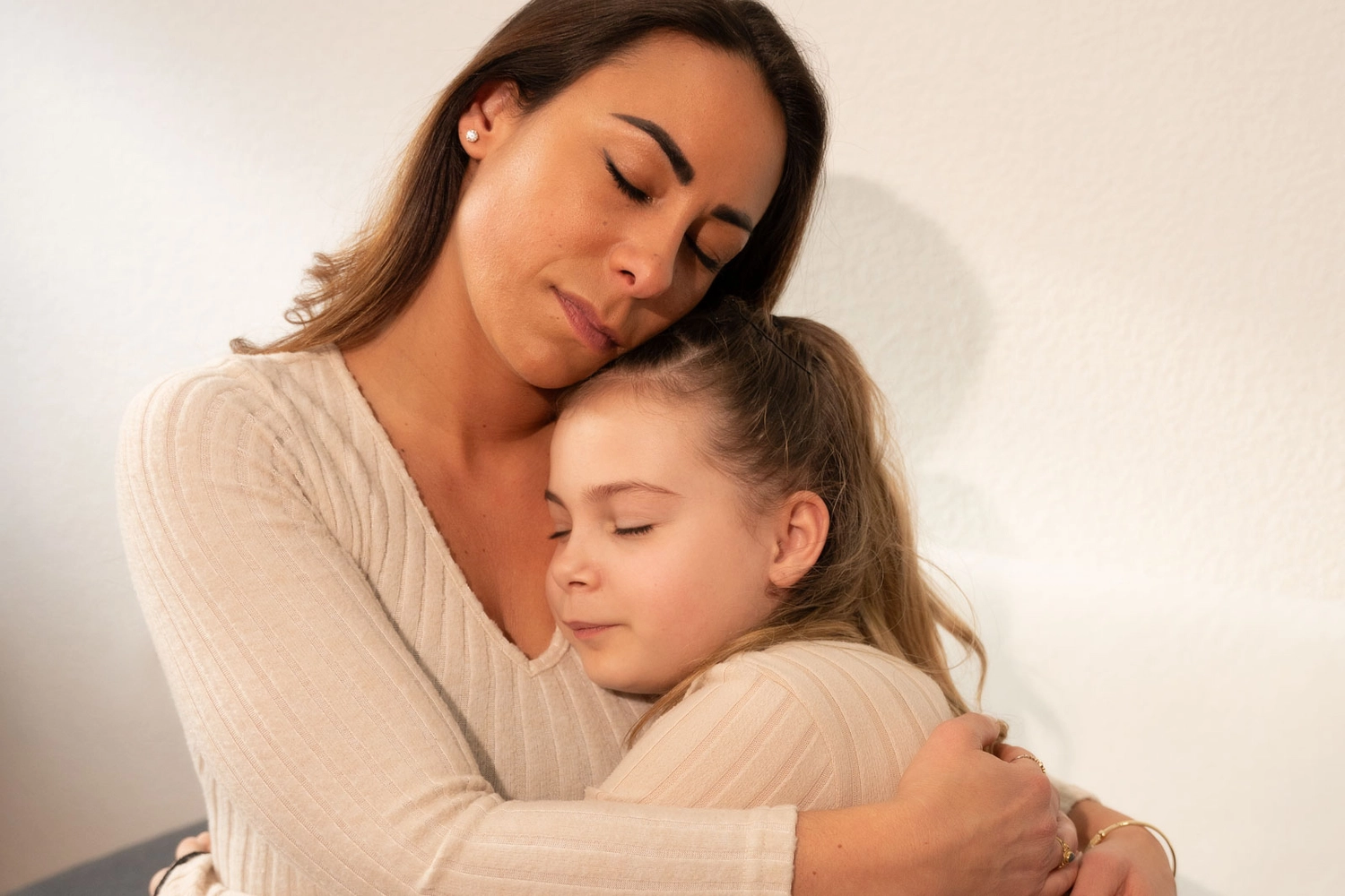 Dunja Heinze Hypnose-Coach & Bewusstseins - Coach & Reiki -Therapeutin - Coaching und Behandlungen - Eine Therapeutin umarmt ein kleines Mädchen.