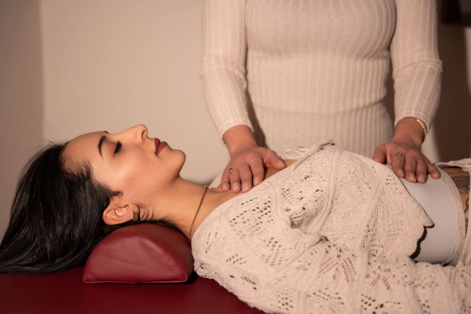 Dunja Heinze Hypnose-Coach & Bewusstseins - Coach & Reiki -Therapeutin - Coaching und Behandlungen - Eine Therapeutin, die eine Therapie an einer Frau durchführt